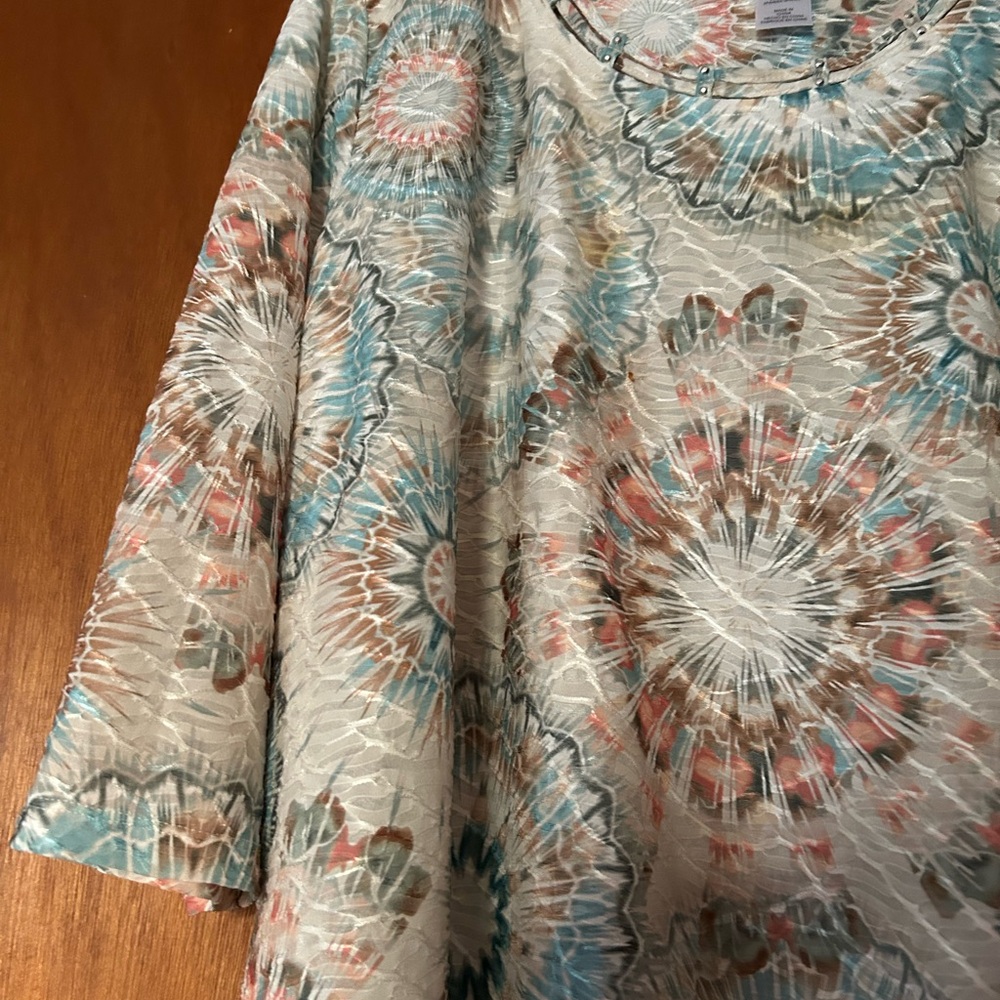 Elegant multi colored 3/4 sleeve top